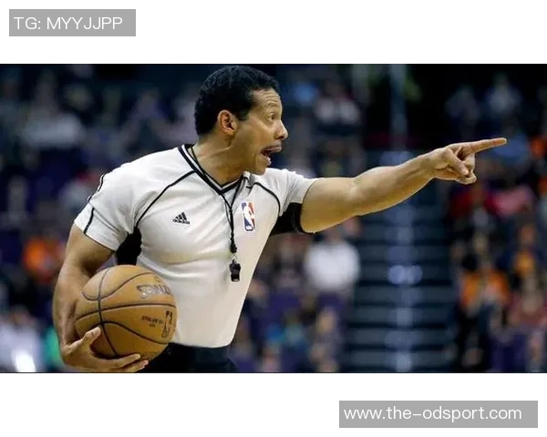 恩比德因误判举手示意裁判却连走九步引发争议瞬间